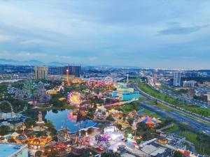 花都にあるImin Hotelの都会のカーニバルの上景