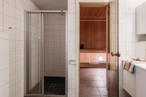 a bathroom with a shower with a glass door at Ledig i høstferien er en stor leilighet med panoramautsikt over Hemsedal in Hemsedal +63 photos