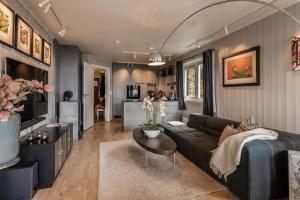 a living room with a couch and a table at Ledig i høstferien er en stor leilighet med panoramautsikt over Hemsedal in Hemsedal