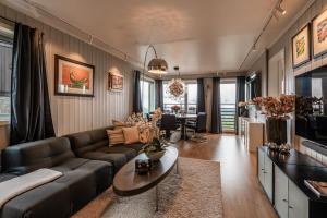 a living room with a couch and a table at Ledig i høstferien er en stor leilighet med panoramautsikt over Hemsedal in Hemsedal