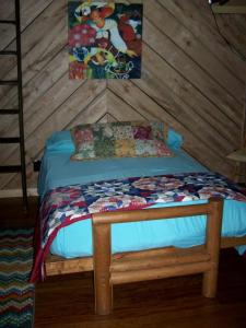 Postel nebo postele na pokoji v ubytování Secluded Sedona Tiny House in Woods Near Lake | Fire Pit, Hammocks, Full Kitchen & Breakfast