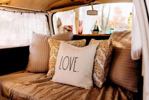 Posezení v ubytování Refurbished Campervan Rental Perfect for Glamping in Missouri