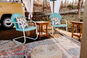 Posezení v ubytování Refurbished Campervan Rental Perfect for Glamping in Missouri