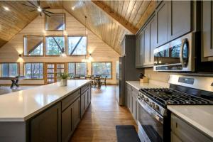 Köök või kööginurk majutusasutuses Incredible Spacious Cabin Surrounded by Nature for an Amazing Escape for the Whole Family in Broken Bow, Oklahoma