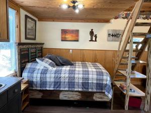 Postel nebo postele na pokoji v ubytování Rustic Texas Hill Country Vacation Rental with a Fire Pit