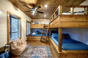 Voodi või voodid majutusasutuse Incredible Spacious Cabin Surrounded by Nature for an Amazing Escape for the Whole Family in Broken Bow, Oklahoma toas
