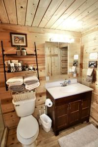 Ένα μπάνιο στο Fully-Furnished Cabin Rental with Beautiful Mountain Views Near Moab, Utah +32 φωτογραφίες