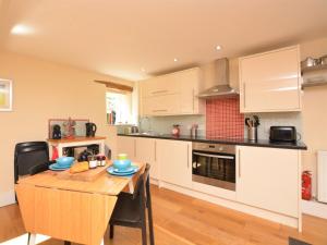 Η κουζίνα ή μικρή κουζίνα στο 2 Bed in Taddington 76505 +8 φωτογραφίες