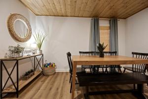 Stephens GapにあるCozy Cabin with Additional Studio Mini-Cabin in Broken Bow, Oklahomaの木製のテーブルと椅子のあるダイニングルーム