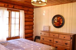 Ένα ή περισσότερα κρεβάτια σε δωμάτιο στο Historic Log Cabin for South Dakota Glamping Getaways