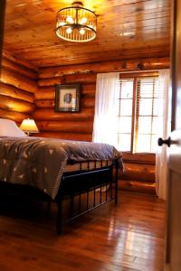 Ένα ή περισσότερα κρεβάτια σε δωμάτιο στο Historic Log Cabin for South Dakota Glamping Getaways