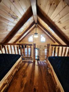 DeersvilleにあるGorgeous Cabin Great for Family Getaways in Ohioの木造家屋 ベッド2台付きの部屋