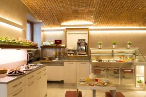 Kuchyň nebo kuchyňský kout v ubytování Hotel Ideale