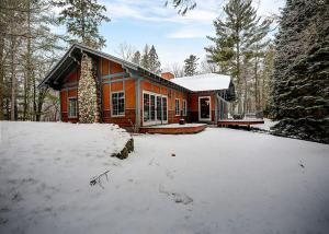 Incredible Lakeside Cabin Rental Situated near Walker Bay in Minnesota v zimě