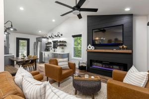 ein Wohnzimmer mit Kamin und Fernseher in der Unterkunft Stunning Modern Cabin with Hot-tub in Makanda, illinois in Goreville