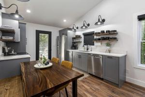 eine Küche mit Holztisch und ein Esszimmer in der Unterkunft Stunning Modern Cabin with Hot-tub in Makanda, illinois in Goreville