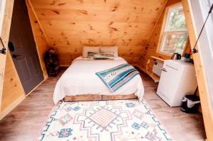 Ένα ή περισσότερα κρεβάτια σε δωμάτιο στο Cozy Modern A-Frame with Private Access Trail to Black Creek in Robbins, Tennessee