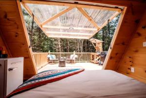 Ένα ή περισσότερα κρεβάτια σε δωμάτιο στο Cozy Modern A-Frame with Private Access Trail to Black Creek in Robbins, Tennessee