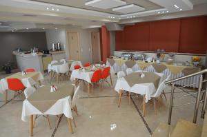 ein Zimmer mit Tischen und Stühlen sowie einer Küche in der Unterkunft SunSea Hotel Petra in Petra