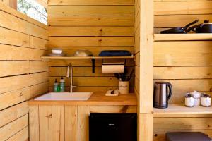 Příslušenství pro přípravu čaje a kávy v ubytování Relaxing Yurt Perfect for Couples in Dripping Springs, Texas + 19 fotografií