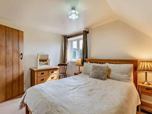 Greasleyにある2 Bed in Newthorpe 47031のベッドとドレッサーと窓のある寝室