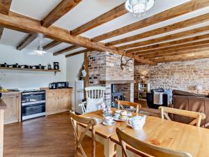 Greasleyにある2 Bed in Newthorpe 47031のレンガの壁、木製テーブル付きのキッチン +9枚の写真