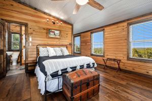 Voodi või voodid majutusasutuse Family-Friendly Cabin with Hot Tub in the Ozark Mountains and nearby Beaver Lake, Eureka Springs toas