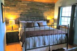 Postel nebo postele na pokoji v ubytování Romantic Cabin Retreat with a Private Hot Tub and Pool in Wimberley, Texas