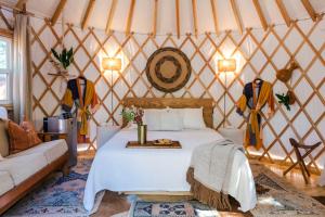 Ένα ή περισσότερα κρεβάτια σε δωμάτιο στο The Macaw Yurt in Lakeway, TX