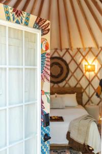 Ένα ή περισσότερα κρεβάτια σε δωμάτιο στο The Macaw Yurt in Lakeway, TX