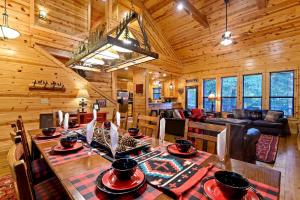 Restaurace v ubytování Incredible Luxurious Cabin Fantastic for All the Family in Broken Bow, Oklahoma