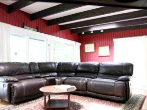 Posezení v ubytování Delightful Vacation Rental with a Private Dock on Candlewood Lake in Connecticut + 16 fotografií