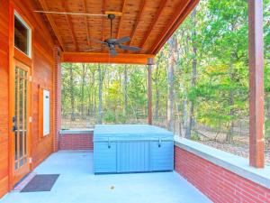 Φωτογραφία από το άλμπουμ του Frank Lloyd Wright-Style Cabin Rental with a Private Hot Tub near Dallas, Texas σε Quinlan