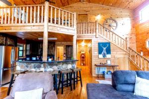 Istumisnurk majutusasutuses Classic Log Cabin with Hot Tub and Firepit near Hochatown, Oklahoma