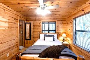 Voodi või voodid majutusasutuse Classic Log Cabin with Hot Tub and Firepit near Hochatown, Oklahoma toas