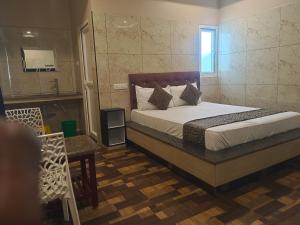 ein Schlafzimmer mit einem Bett und einem Fernseher in einem Zimmer in der Unterkunft Selvasi Beach Cottage in Auroville