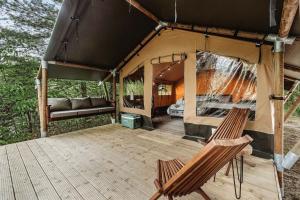 Χώρος καθιστικού στο Delightful Safari Tent with Fire Pit and Sauna in North Woodstock, New Hampshire