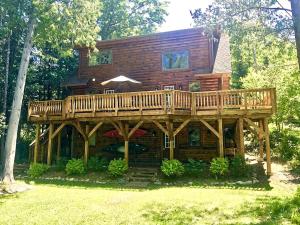 Κήπος έξω από το Cozy and Spacious Log Cabin Rental near Burt Lake State Park in Michigan
