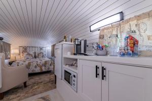 Η κουζίνα ή μικρή κουζίνα στο Charming Luxurious Airstream Beautifully Design with Indoor Bath in Texas