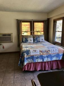 Ένα ή περισσότερα κρεβάτια σε δωμάτιο στο Cozy Studio Cabin Rental with Hot Tub Perfect for Glamping in Ohio