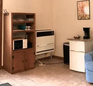 Η κουζίνα ή μικρή κουζίνα στο Cozy Studio Cabin Rental with Hot Tub Perfect for Glamping in Ohio