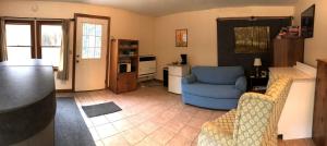 Η κουζίνα ή μικρή κουζίνα στο Cozy Studio Cabin Rental with Hot Tub Perfect for Glamping in Ohio +4 φωτογραφίες