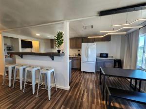 Kuchyň nebo kuchyňský kout v ubytování Modern Cabin with Arcade, Foosball Table and Fire Pit in Meadview, Arizona