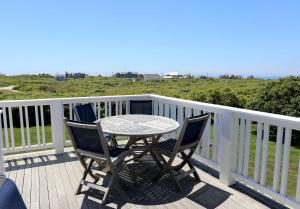 Balkón nebo terasa v ubytování Grand Vacation Rental with 180-Degree Ocean Views on Nantucket, Massachusetts