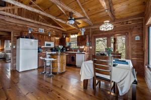Η κουζίνα ή μικρή κουζίνα στο Tranquil Peaceful Cabin with Stunning Lake Views in La Grange, Texas