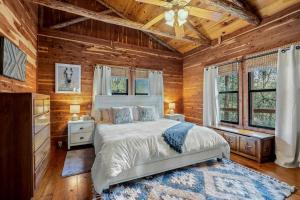 Ένα ή περισσότερα κρεβάτια σε δωμάτιο στο Tranquil Peaceful Cabin with Stunning Lake Views in La Grange, Texas