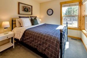 a bedroom with a bed and a clock on the wall at Beautiful Cabin Hot-tub and Barbecue Provided in Redmond, Oregon in Redmond