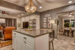 MillerにあるIncredible Cozy Cottage with Hot-tub in Gary, Indianaのキッチン(カウンタートップ付)、リビングルーム