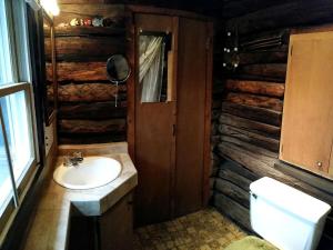 Koupelna v ubytování Cozy Cabin with Ocean Views near Chesapeake Beach, Maryland + 20 fotografií