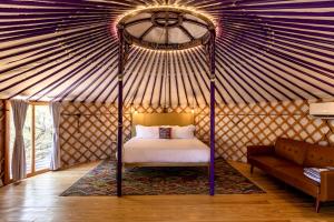 Ένα ή περισσότερα κρεβάτια σε δωμάτιο στο Luxurious Romantic Yurt with Hot Tub in Dripping Springs, Texas